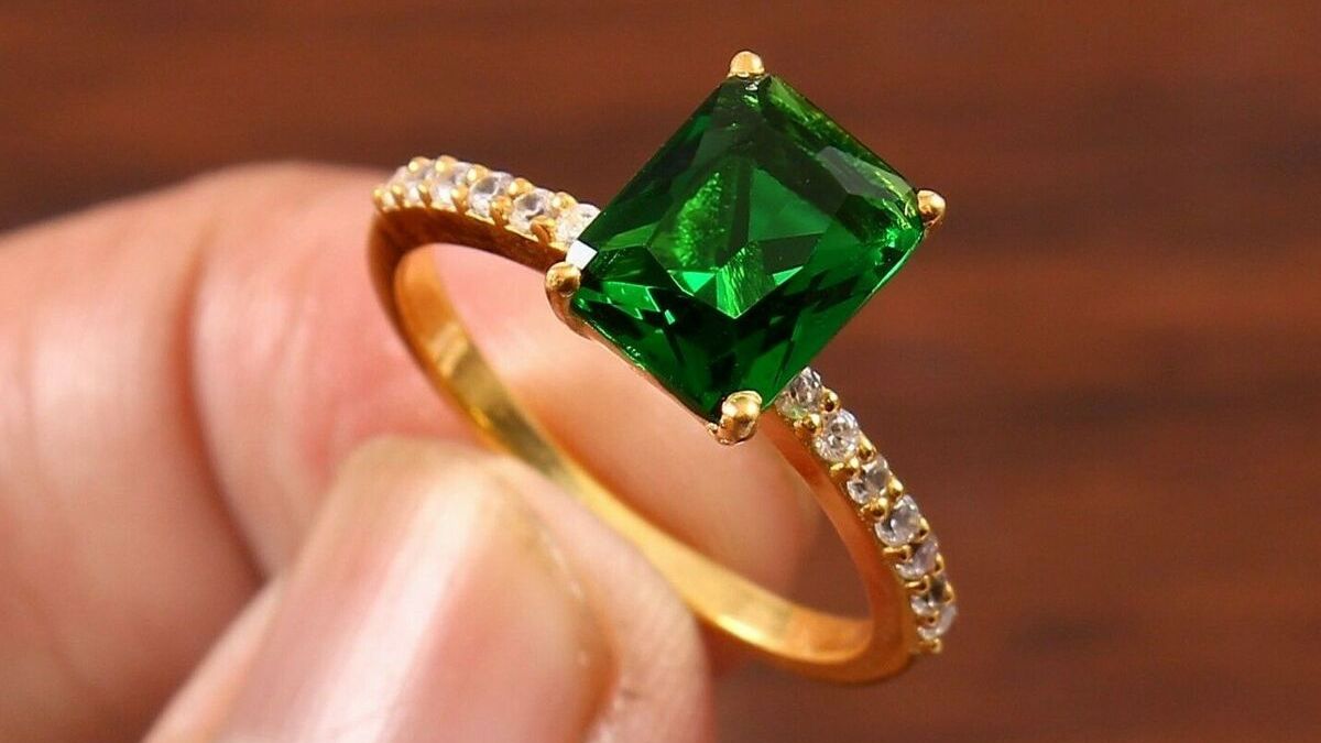 emerald engagement ring