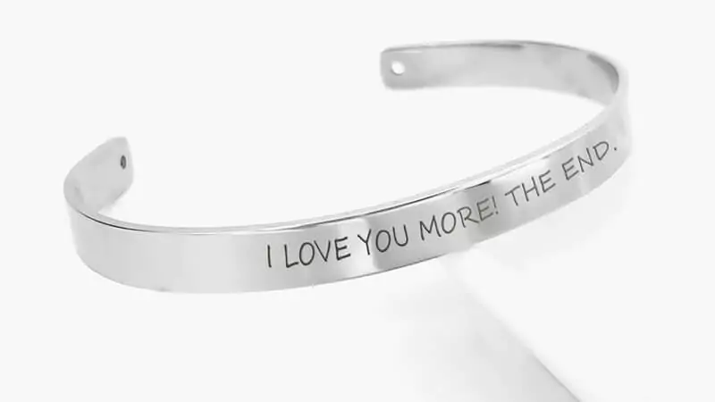 platinum bracelet with an engraving of ‘I Love You’