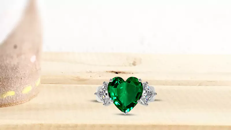 Heart-shaped emerald engagment rings