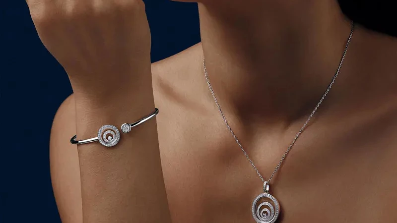 A woman wearing Chopard jewel