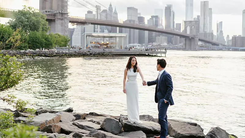 guy proposing his girlfriend in DUMBO Park 