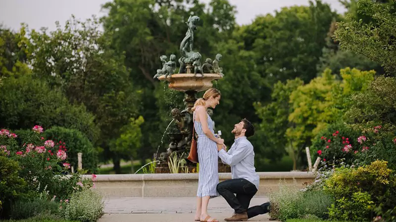 guy proposing his girlfriend in Alphabet City Gardens