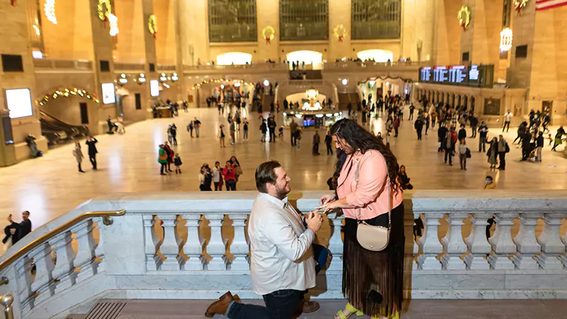 guy proposing his girlfriend in Grand Central Terminal