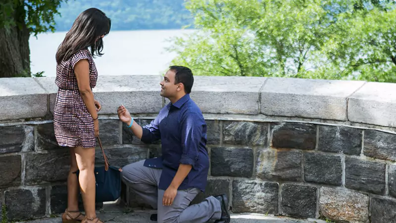 guy proposing his girlfriend in The Cloisters