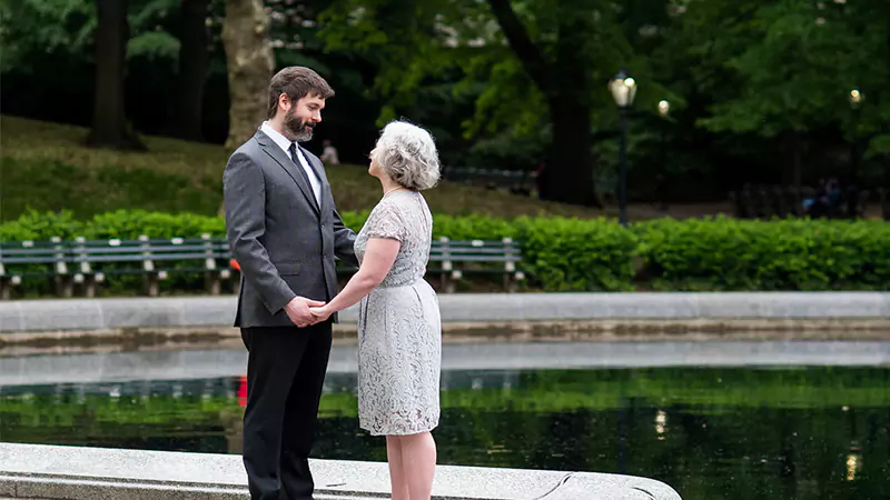guy proposing his girlfriend around The Conservatory Water