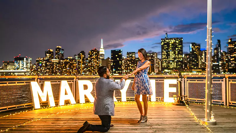guy proposing his girlfriend in The Empire State Building