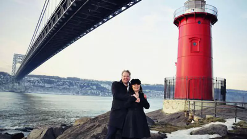 guy proposing his girlfriend near The Little Red Lighthouse