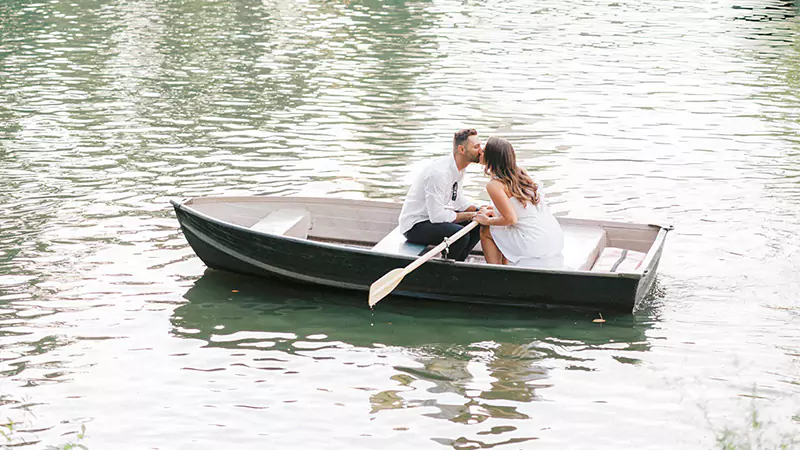guy proposing his girlfriend in The Loeb Boathouse 