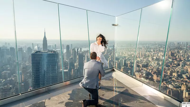guy proposing his girlfriend in The Met Rooftop