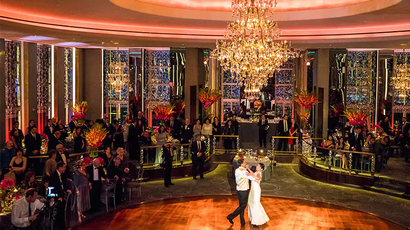 guy proposing his girlfriend in The Rainbow Room