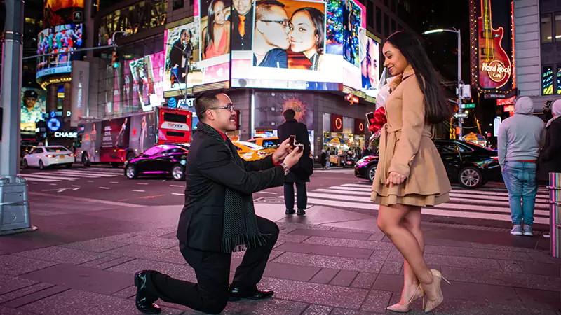 guy proposing his girlfriend in Times Square