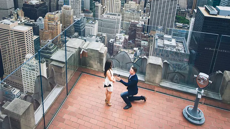 guy proposing his girlfriend on top of the rock NYC 