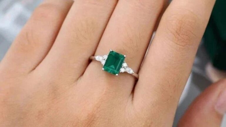 emerald engagement ring